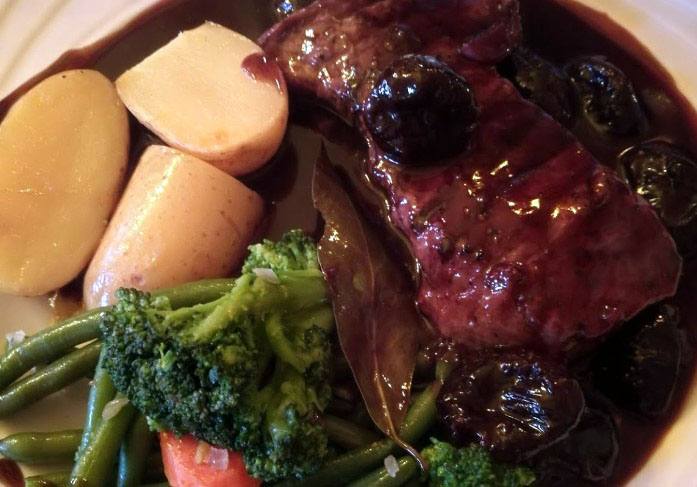 Rump steak with vegetables and potatoes