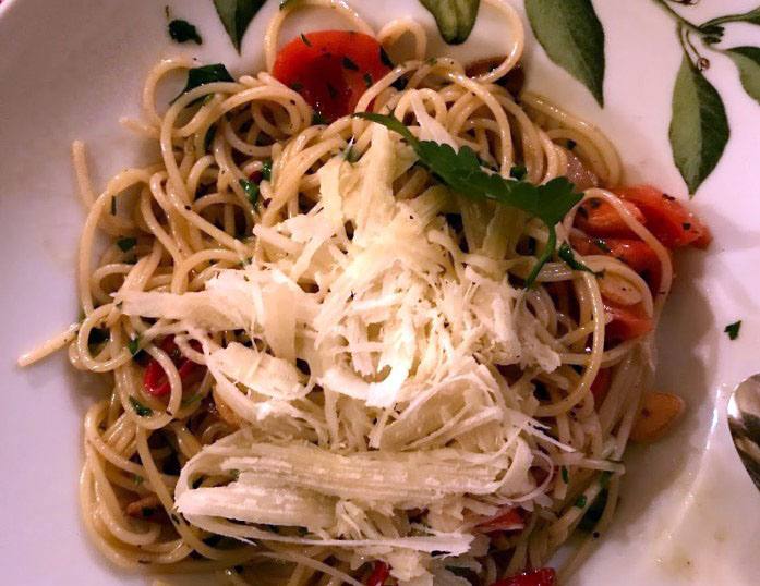 Spaghetti with seafood and cheese