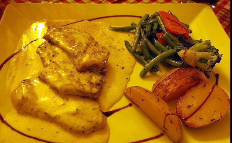 Meat dish with sauce, vegetables and potatoes